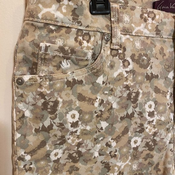 Gloria Vanderbilt Women's Modern Petal Short Pants - Picture 2 of 8